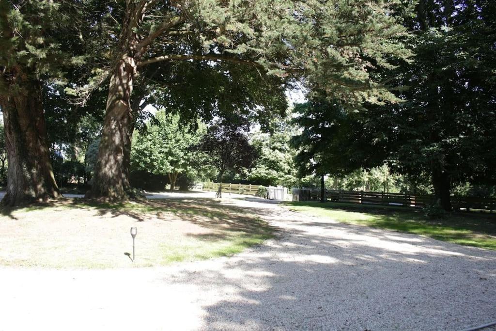 Ty Daou - Gites Du Vieux Tilleul Treglamus Exterior photo